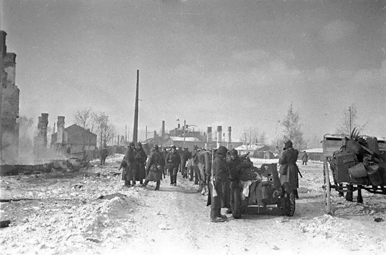 Following its evacuation by Finland, Red Army soldiers advance into Viipuri on the 10th March 1940.